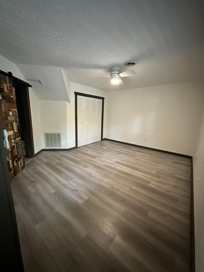 Building Photo - Beautiful Lake Front Property!