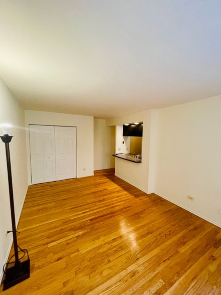 Building Photo - 535 W Briar Pl