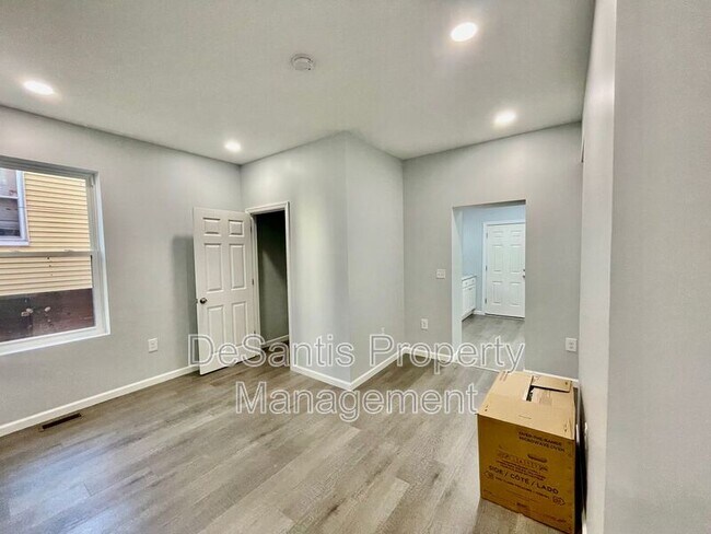 Building Photo - 2 Edith Pl