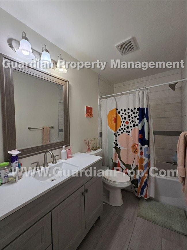 Building Photo - 1445 Cherry Pl