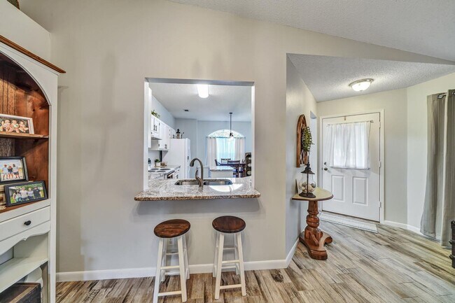 Building Photo - Updated 3 Bedroom in Central Location!