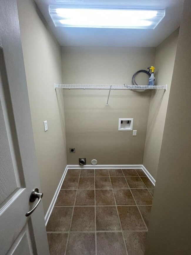 Building Photo - 3 bed, 2 bath, 2 car garage townhouse w/ bonus room in West Knoxville