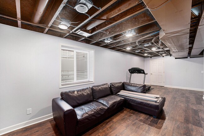 Building Photo - 27106 Ladbroke St