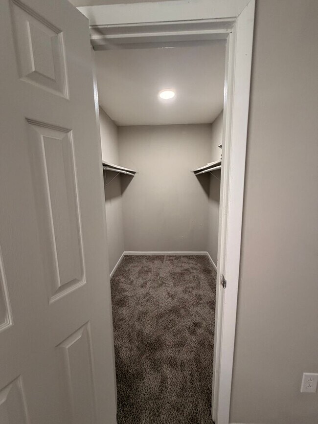 Building Photo - 220 Orchard Trace Ln