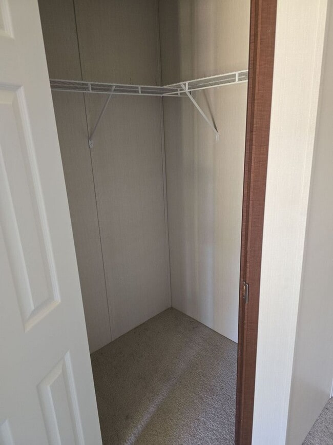 Building Photo - Refurbished 4 bedroom 2 bath