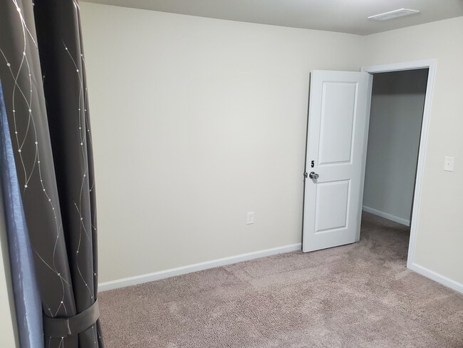 Building Photo - Room in House on Bedrock Rd