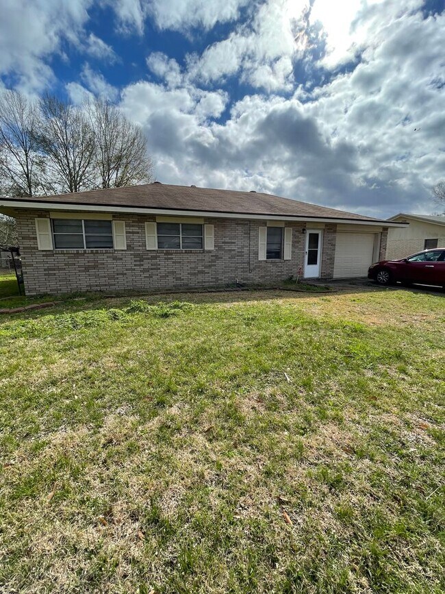 Building Photo - 3 Bedroom, 1.5 Bathroom, Brick Home with large yard, and garage