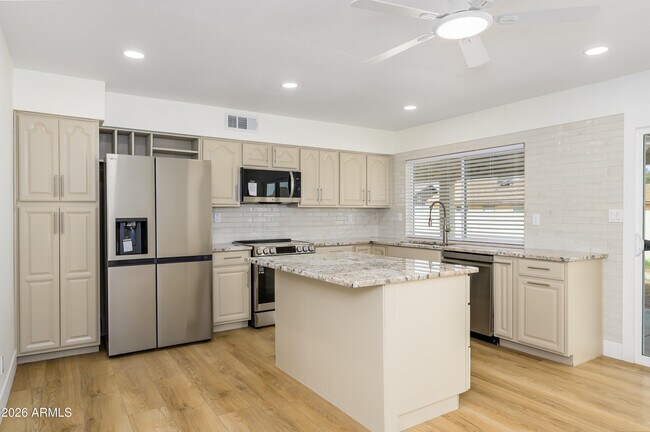 Building Photo - 1132 W Laguna Azul Ave