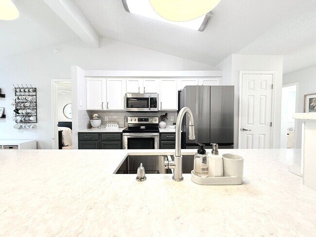 Building Photo - Stylish 4BR Home Minutes from Everything
