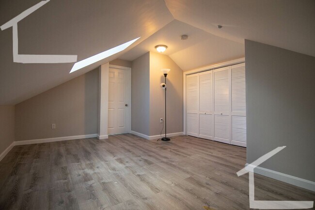 Building Photo - 9/1 Large two-level 5BR/2BA near MBTA, BU & more