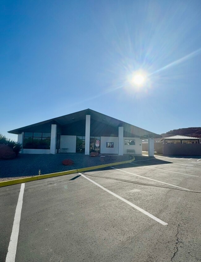 Building Photo - 1150 W Red Hills Pkwy