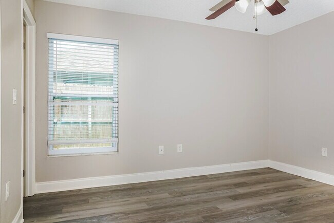 Building Photo - 1616 27th Ave E