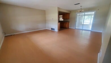 Building Photo - Large 3 Bedroom, 2.5 Bath with large Den and Family Room in Rainbows End, Dunnellon, FL