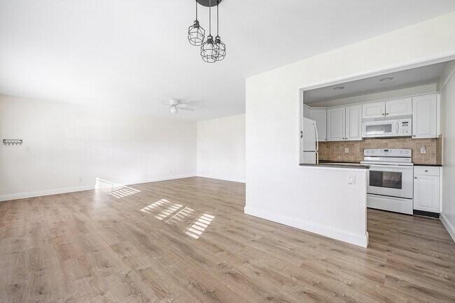 Building Photo - 2455 NE 51st St