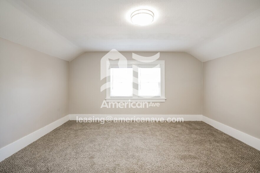 Building Photo - 671 Kilbourn St