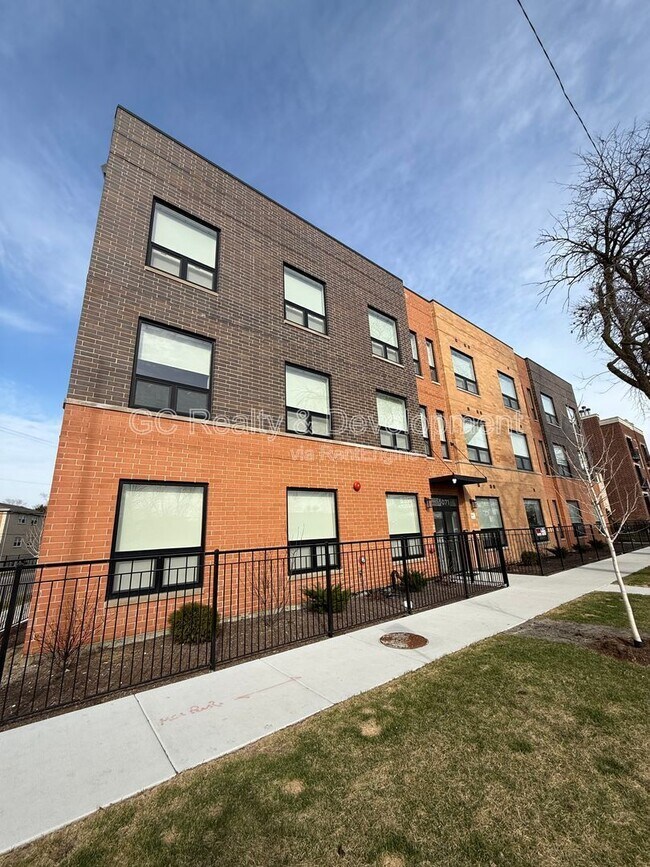 Building Photo - 5071 N Northwest Hwy