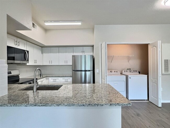 Building Photo - 1 Bedroom 1 Bathroom condo in luxury gated community