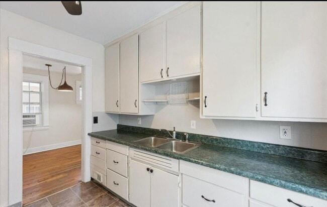 Building Photo - 506 W Oakland Ave