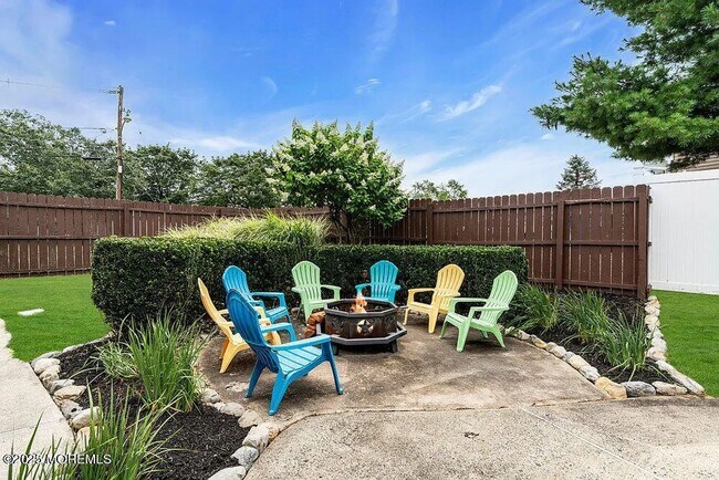 Building Photo - 61 Lynn Dr