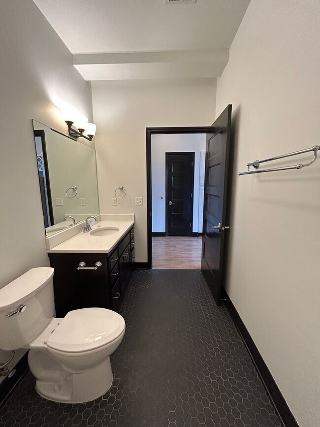 Building Photo - Adorable Studio Apartment in Downtown Omaha