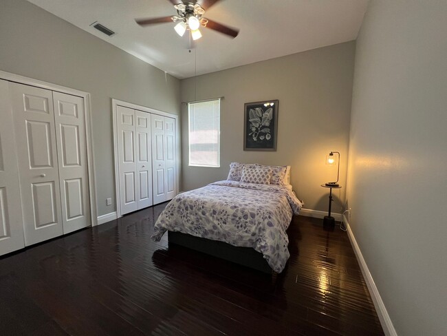 Building Photo - Beautiful 5 Bed 4 Bath Pool Home in the gu...