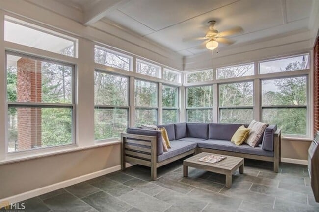 Building Photo - Discover the charm of this cozy single-family home, where your dreams can take shape and flourish!