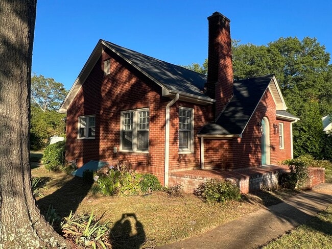 Building Photo - Historic Charm: walk to town