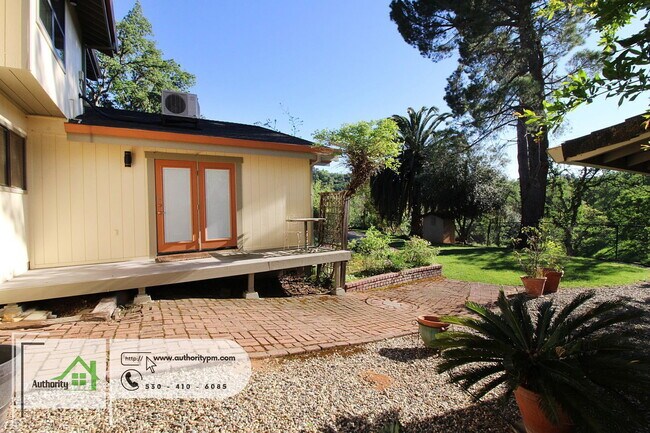 Building Photo - 3350 Mountain Oak Dr