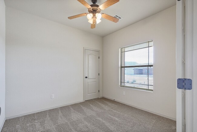 Building Photo - Spacious 4 Bedroom 2 Bath House near Restaurants