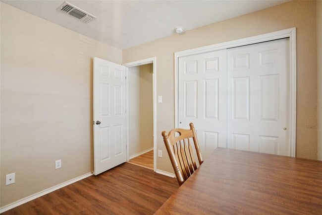 Building Photo - 410 S Water Ln