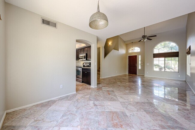 Building Photo - Stunning 3 bedroom, 2.5 bathroom Gold Cour...