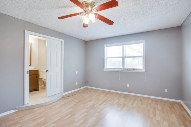 Building Photo - Cute 3/2/2 Recently Redone
