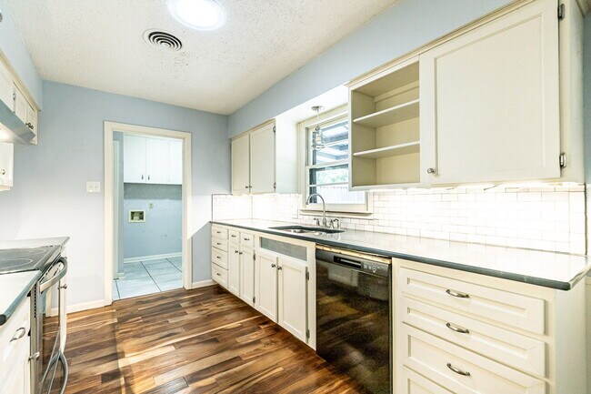 Building Photo - Beautiful 3 bedroom 2 bath