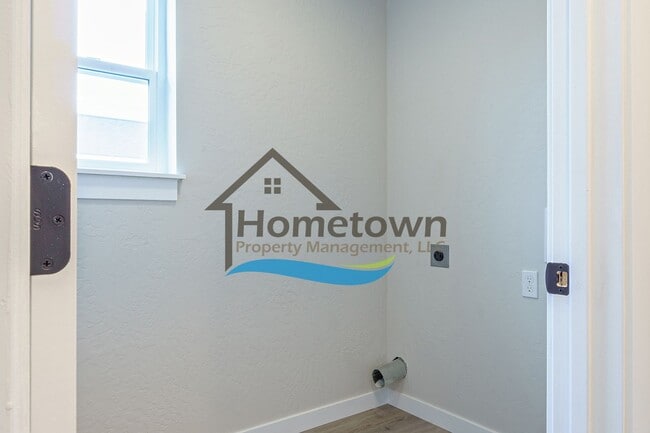 Building Photo - 3 Bedroom Home with 1.5 Bathrooms and an A...