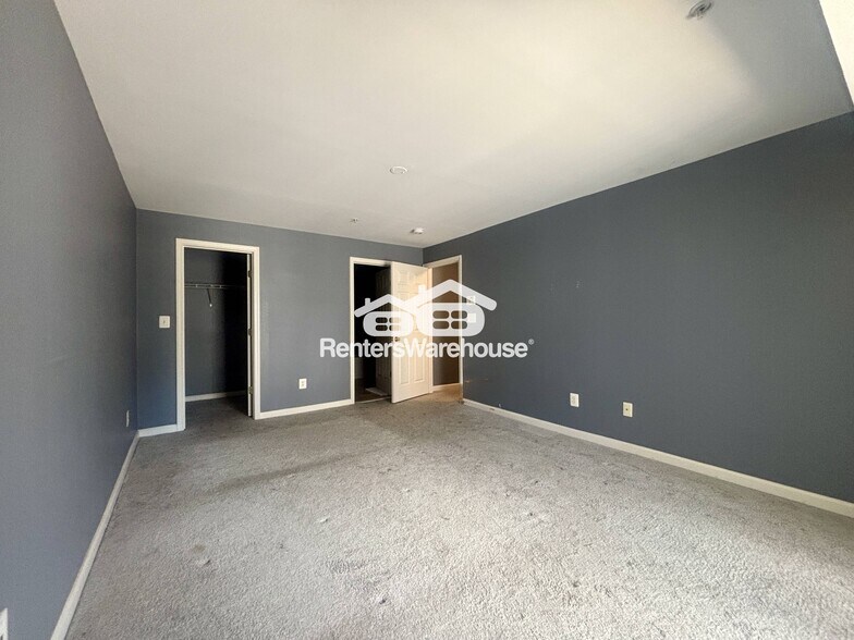 Building Photo - 923 Pine Forest Ln