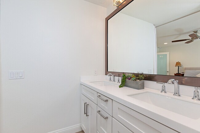 Master Bathroom - 544 Via De La Valle