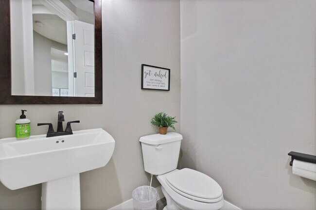 Building Photo - 5847 Pinery Cyn Ave N