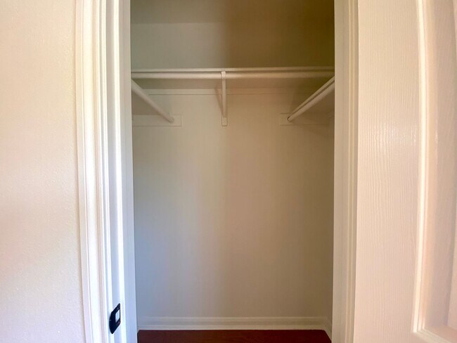 Building Photo - 3 Bedroom Townhouse Condo-North Austin!
