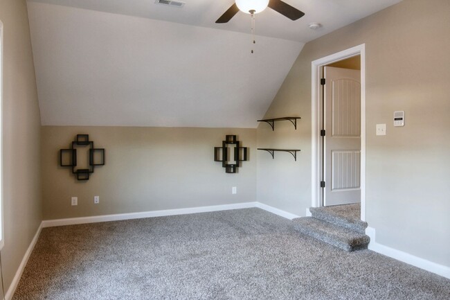 Building Photo - Pet Friendly Three Bedroom with Bonus in C...