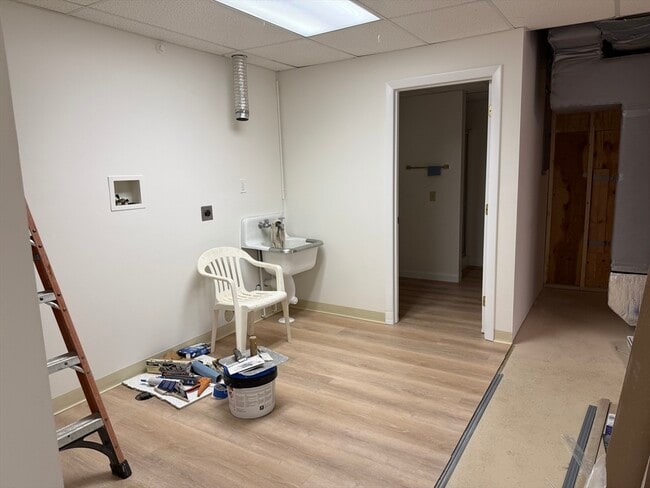 Building Photo - 585 Burncoat St