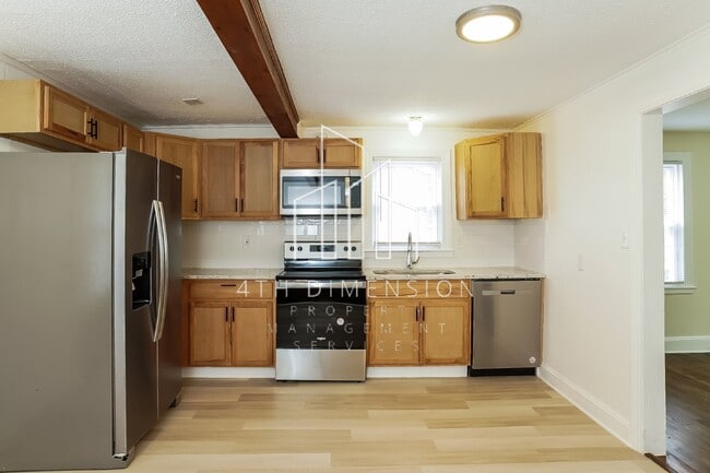 Building Photo - Charming 3 Bed Home with Spacious Layout i...