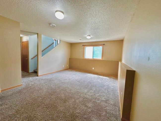 Building Photo - 3 Bed, 2 Bath Twinhome!
