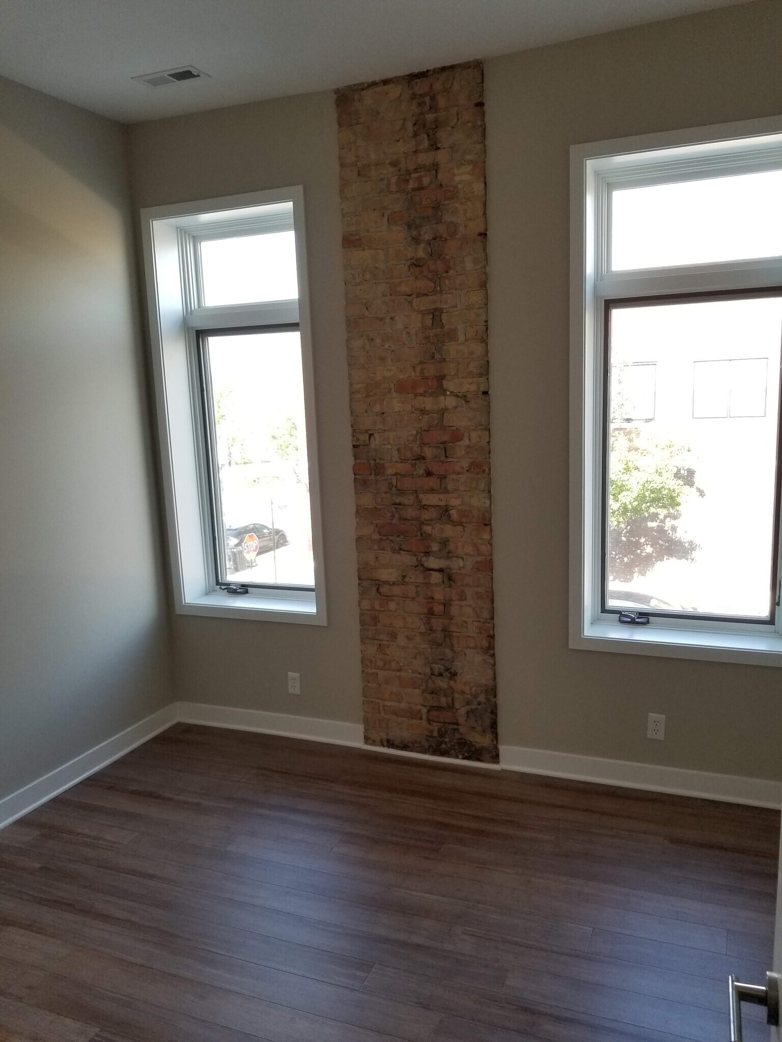 Building Photo - 1548 119th St