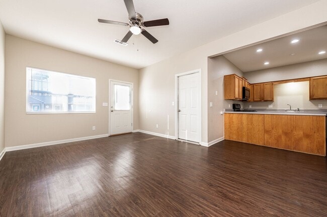 Building Photo - Remodeled 2 Bedroom Duplex in Rogers AR – Pet Friendly, Private Community