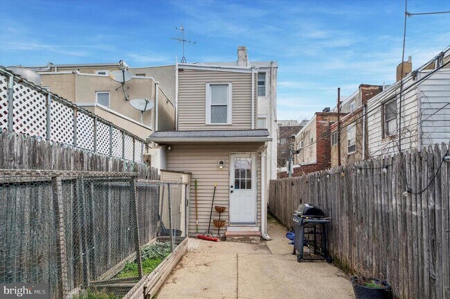 Building Photo - 2042 E Huntingdon St