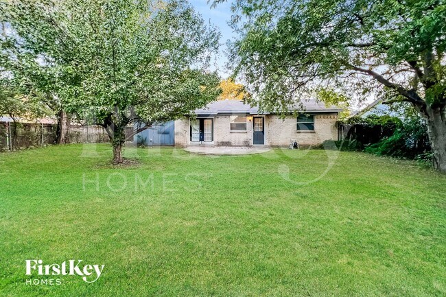 Building Photo - 302 Shorewood Dr