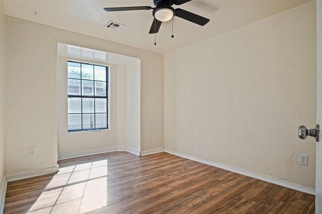 Building Photo - 2812 S Broadway Ave