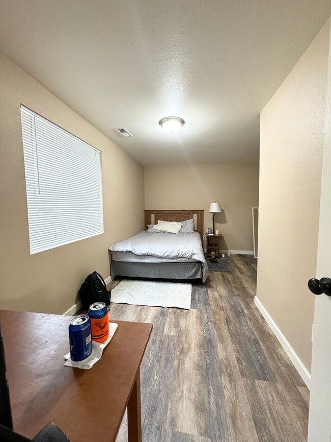 Building Photo - 3 Bedroom, 3.5 Bathroom Townhome, Close to...