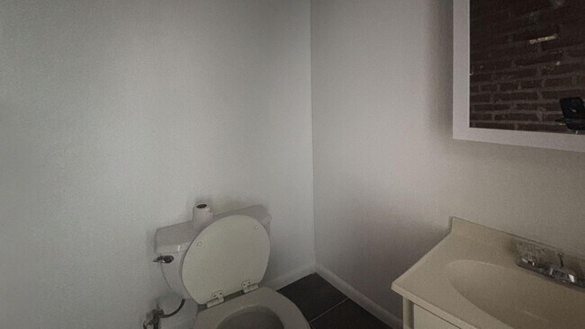 Building Photo - 3-Story Home in the Heart of Philly