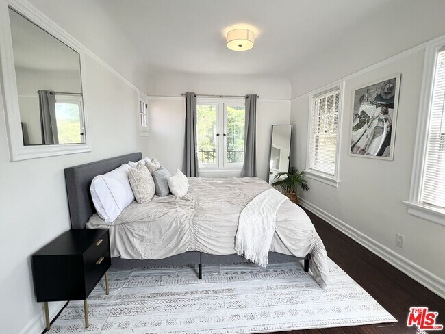 Building Photo - 7865 Willoughby Ave